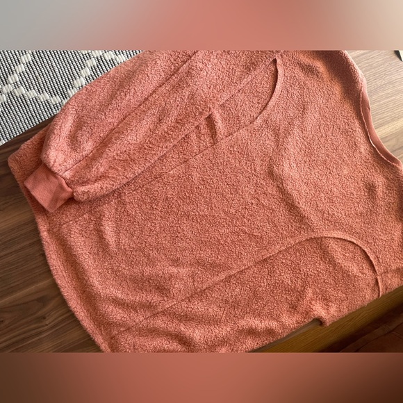 UO V-Neck - Picture 3 of 7